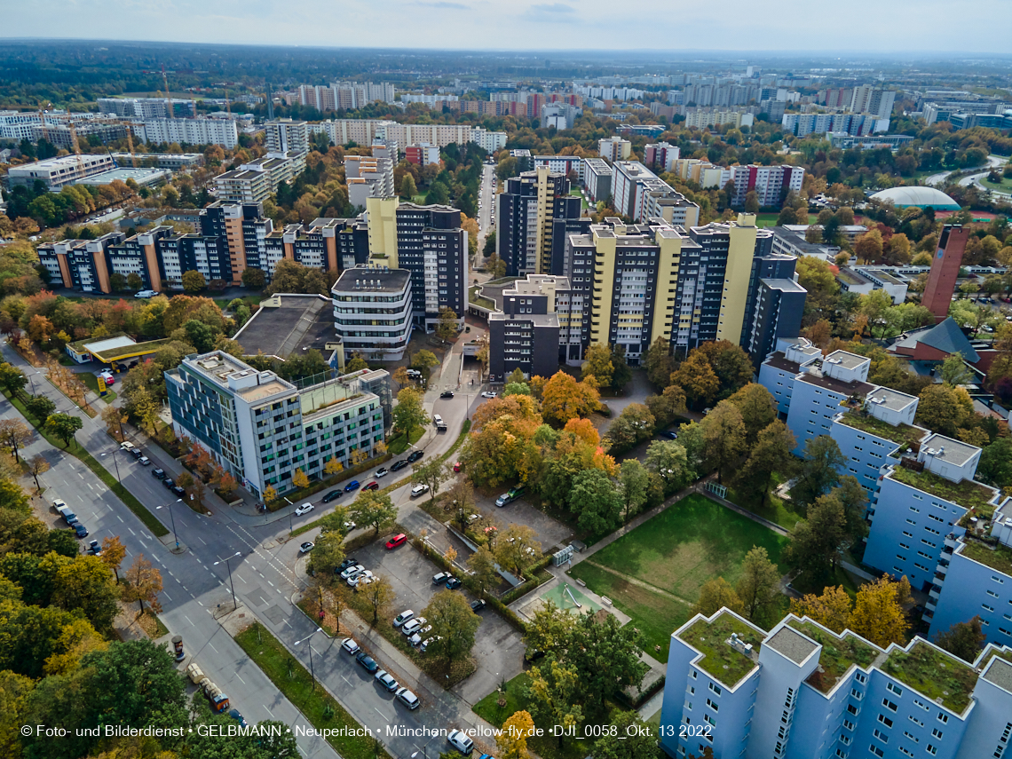 13.10.2022 - Das Marx-Zentrum und Wohnanlage Karl-Marx-Ring 52-62 in Neuperlach